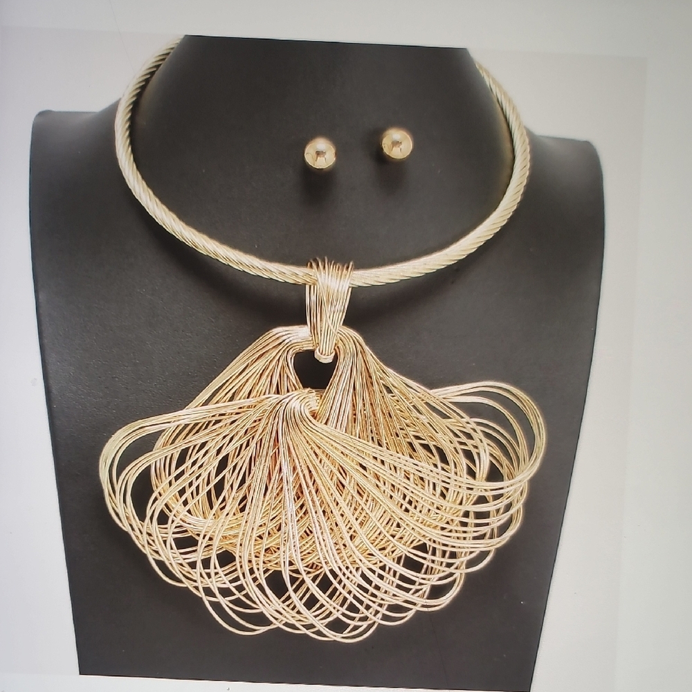 Elegant Gold Wire Necklace and Earring Set
